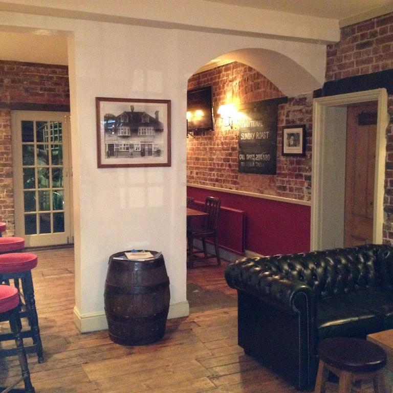 ווקינג The Half Moon Inn מראה חיצוני תמונה