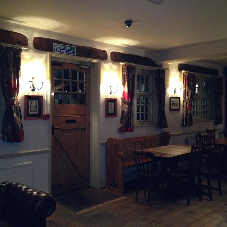 ווקינג The Half Moon Inn מראה חיצוני תמונה