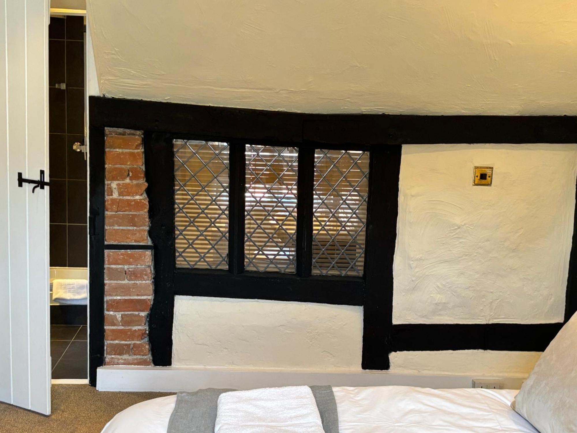 ווקינג The Half Moon Inn מראה חיצוני תמונה